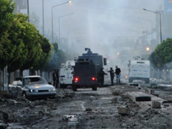 PKK Çeteleri  Van'ı Harabeye Çevirdi 