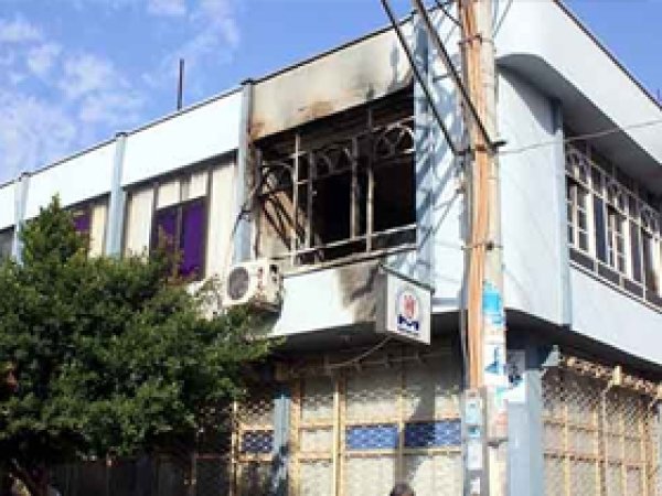 Kadın Kıyafeti Giyip Okuma Salonunu Yaktılar