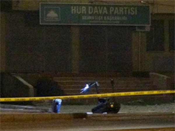 HÜDA PAR Kapısına Bırakılan Valiz Fünyeyle Patlatıldı
