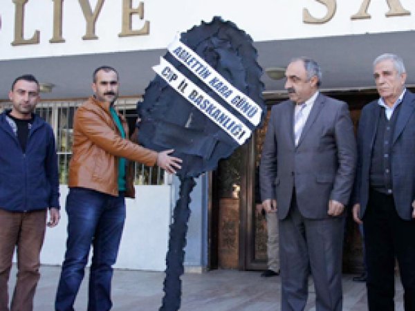 'Takipsizlik Kararına' Siyah Çelenk 
