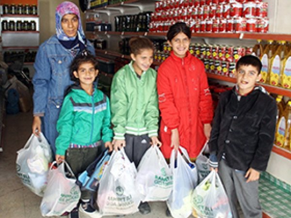 Rahmet Eli'den Sahipsiz Aileye Yardım 