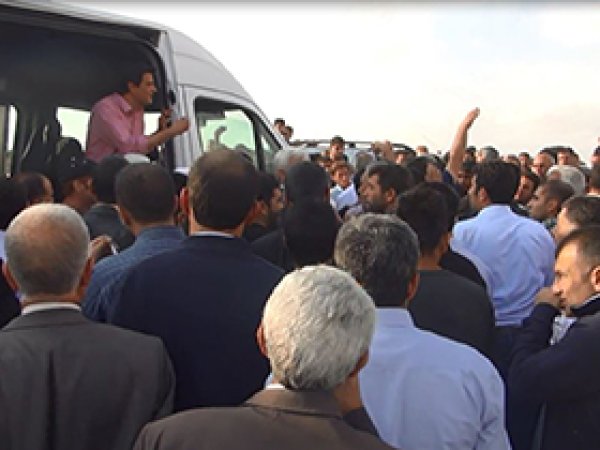 Canlı Yayında Muhabirin Üzerine Yürüdüler