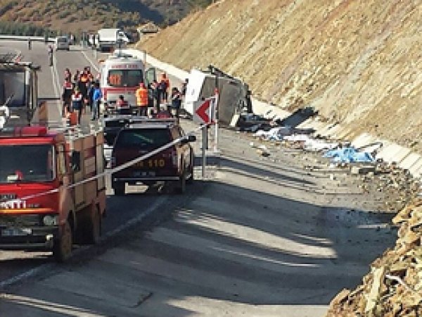 Isparta'da Midibüs Şarampole Yuvarlandı