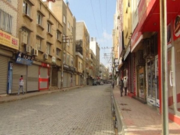 Nusaybin'de Tedirgin Esnaf Kepenk Açamadı 