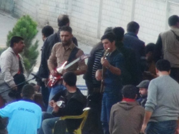 Peşmergeler Savaşta HDP'liler Halayda 