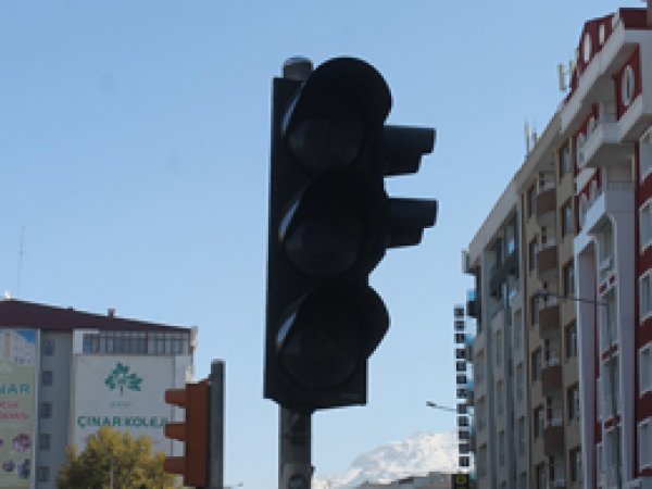 Van'da Yanmayan Işıklar Tehlike Saçıyor 