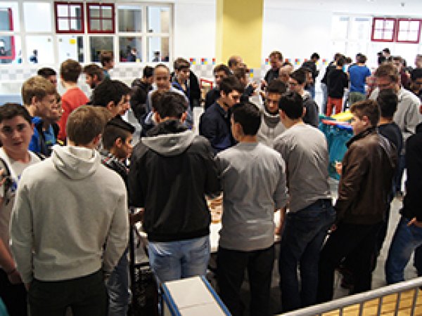 İnnsbruck'ta Bir Lisede Aşura Dağıtıldı 