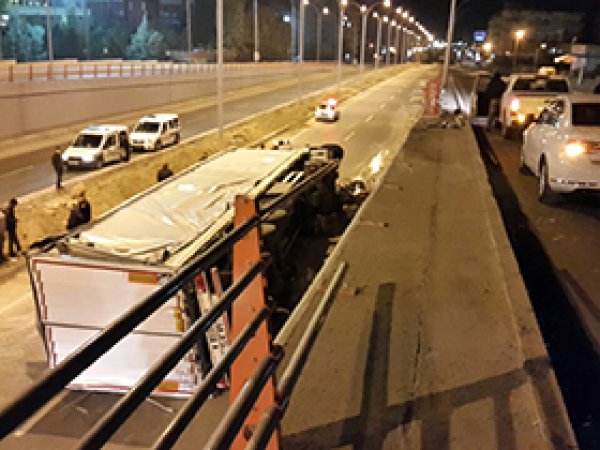 Batman'da TIR Köprüden Aşağı Uçtu