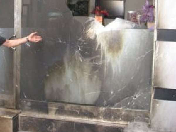 Maske Takıp Markete Ses Bombası Attılar