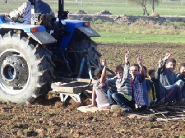 Köylerde Çocuklar Böyle Eğleniyor 