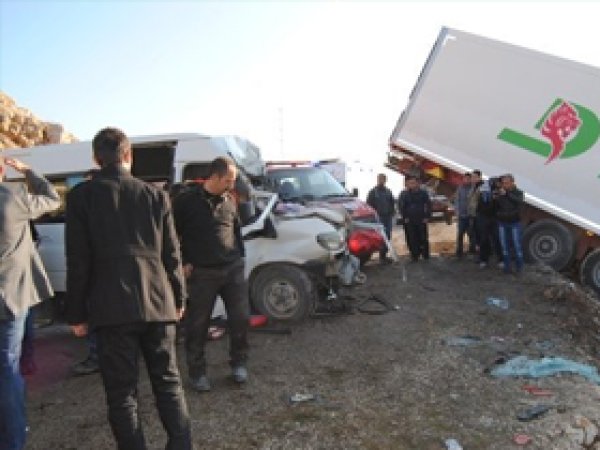 Hakkari'de Minibüs Tırla Çarpıştı: 2 Ölü