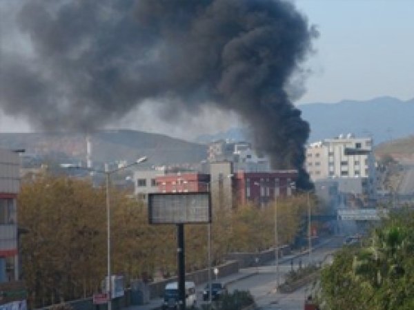 Cizre'de Gençlik Merkezi Ateşe Verildi