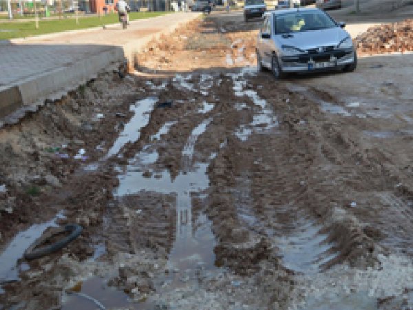 Mahallede Çamur Eksik Olmuyor