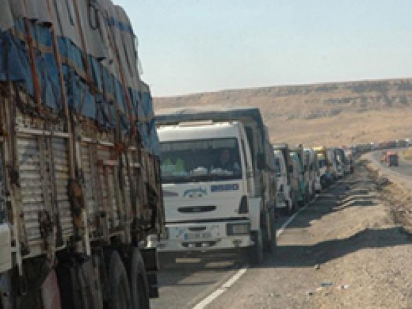 Habur'daki Araç Kuyrukları Çileye Dönüştü 