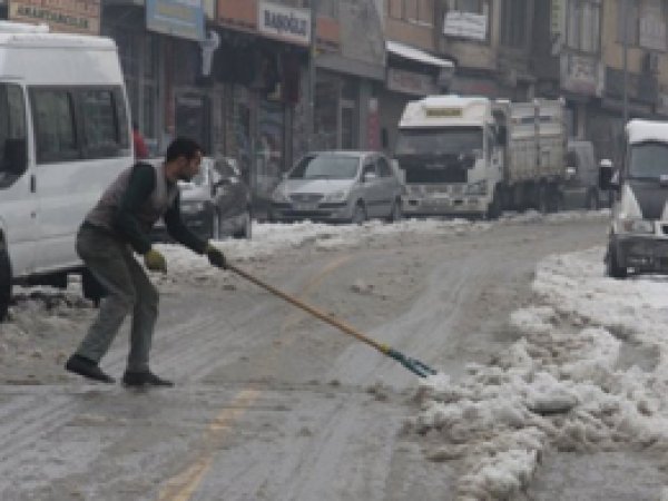 Hakkari'de 7 Köy 14 Mezra Yolu Kapandı