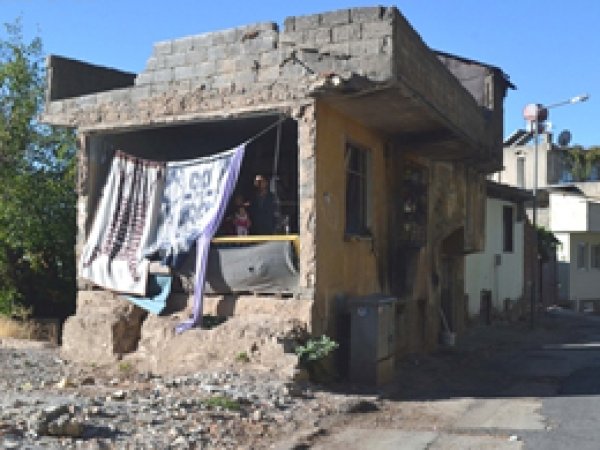 Savaştan Kaçıp Harabe Evlere Sığındılar