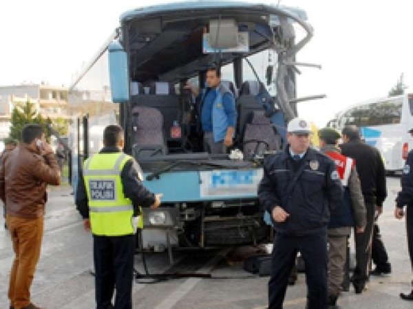 Antalya'da 2 Otobüs Çarpıştı: 15 Yaralı