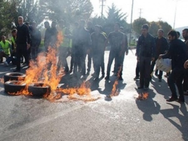 Paralarını Alamayan İşçiler Havaalanı Yolunu Kapattı 