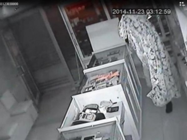 Battaniyeli Hırsız 140 Bin Liralık Cep Telefonu Çaldı 