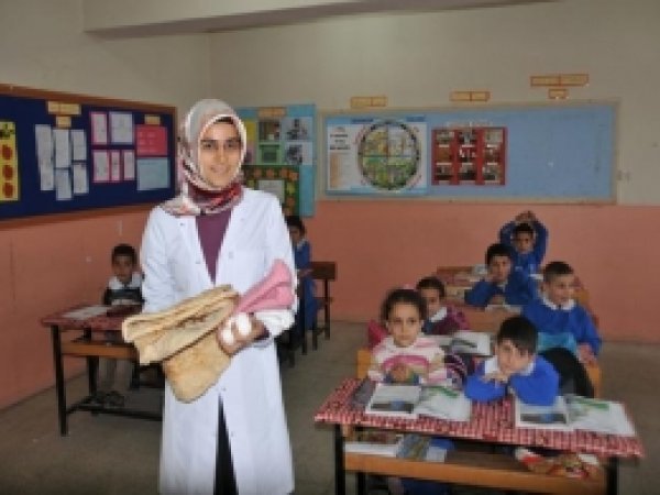 Öğretmene Tandır Ekmeği Ve Yumurta Hediye Ettiler 
