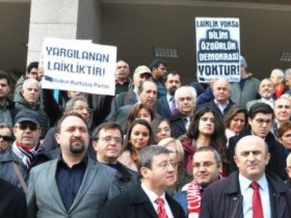 İzmir Barosu Pekünlü'ye Sahip Çıktı