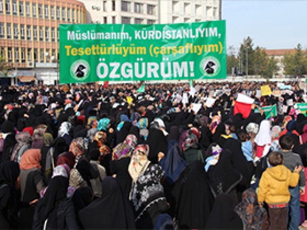 Diyarbakırlı Kadınlar Tesettüre Sahip Çıktı
