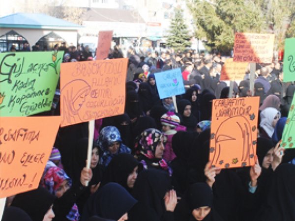 Van'da Tesettür Düşmanlığına KitleselTepki