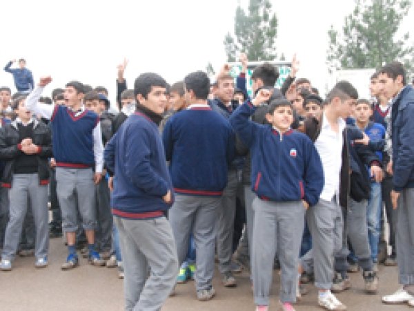 Öğrencilerden Elektrik Kesintilerine Protesto