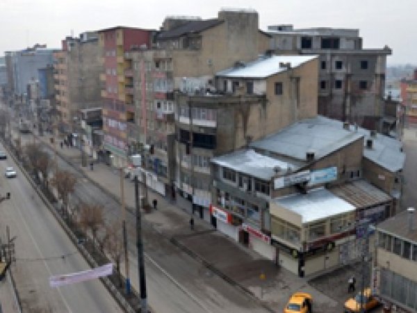 Yüksekova'da Kepenkler Bugün de Açılmadı
