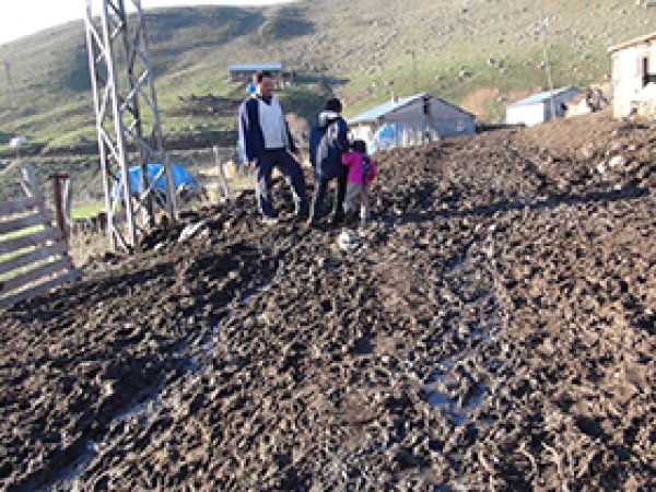 Köylü yollarının yapılmasını istiyor