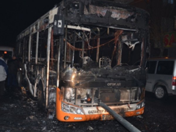 PKK'lılar belediye otobüsünü yaktı