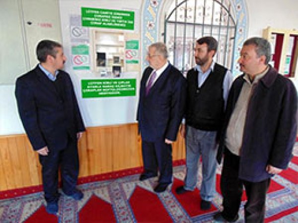 Mersin camilerinde askıda çorap uygulaması