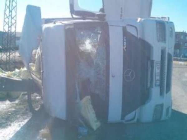 Bismil'de Gübre Yüklü TIR Devrildi: 2 Yaralı  
