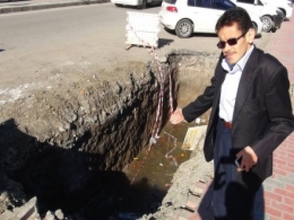 Belediyenin Kapatmadığı Çukura Halktan Tepki 