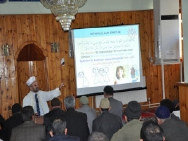 Mutki'de Vaazlar, Projeksiyonla Cemaate Yansıtılıyor 