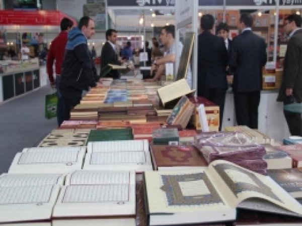 Türkiye 2014'e Kitap Okuyarak Başladı 