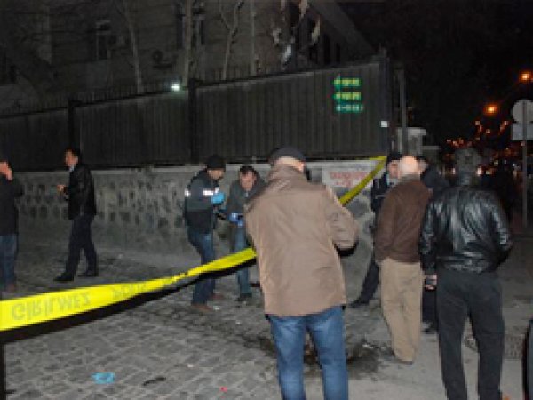 AK Parti Suriçi İlçe Binasına Ses Bombası Atıldı 