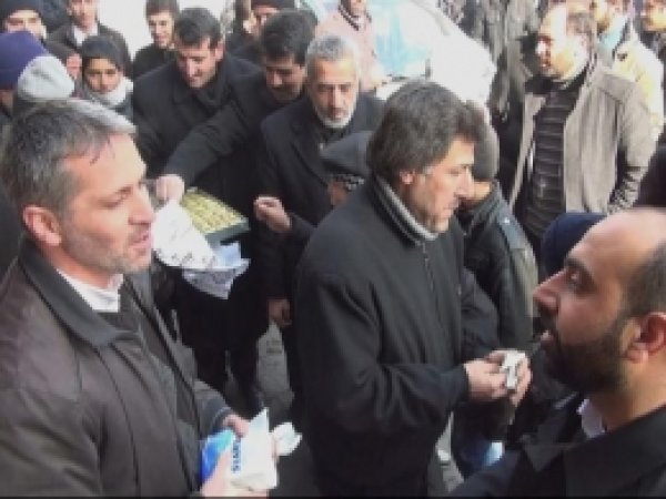Ağrı Esnafından HÜDA PAR Adayına Tatlı İkram 