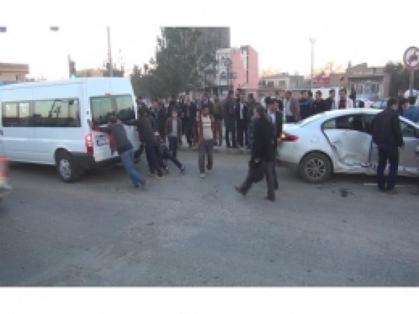 Kızıltepe'de  2 Araç Çarpıştı: 3 Kişi Yaralı 