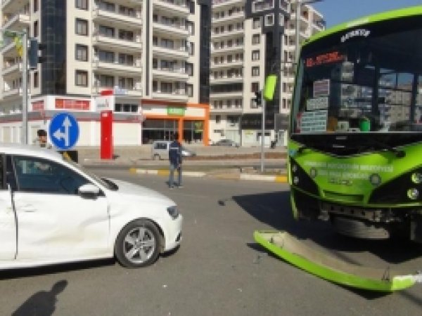 Diyarbakır'da Maddi Hasarlı Trafik Kazası 