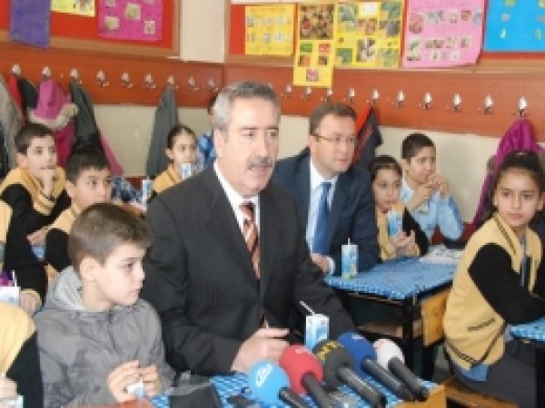 Validen Minik Öğrencilere Süt Dağıtımı 