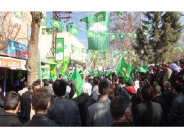 Hüda Par Çınar'ı Salladı 