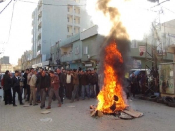 Elektrik Kesintisine İsyan Eden Halk Yolu Trafiğe Kapattı 