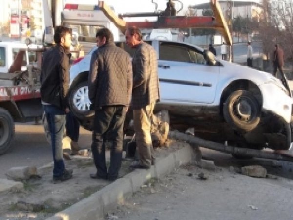 Trafik ışıklarına Çarpan Araç Trafiği Felç Etti 