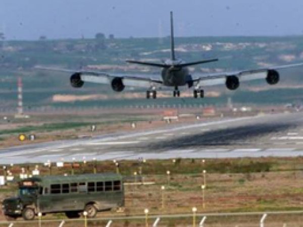 İngiliz Askeri Tanker Uçağından İncirlik'e Acil İniş
