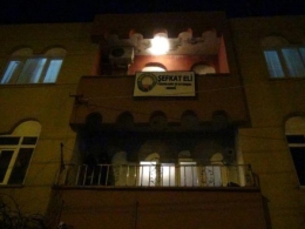 PKK/BDP'li Bir Grup Şefkat Eli Derneğine Saldırdı