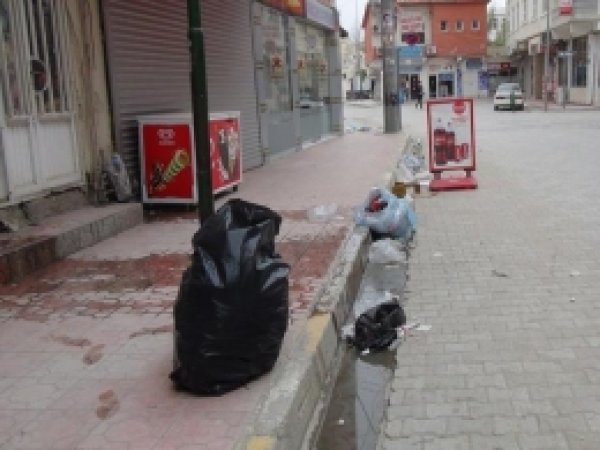 Kepenkler Kapattırıldı, Belediye Çöpleri Toplamadı 