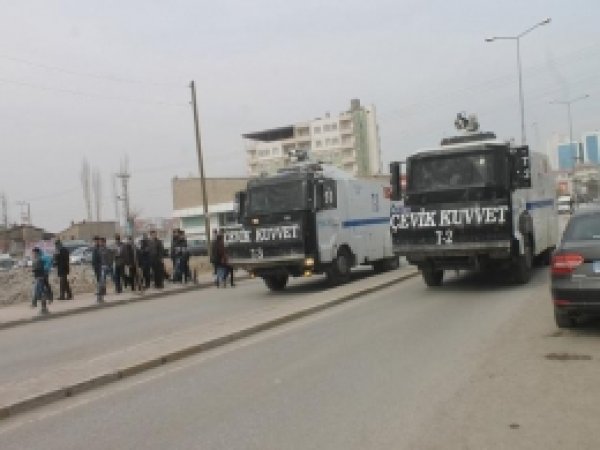 Van'da Polisle Göstericiler Çatıştı 