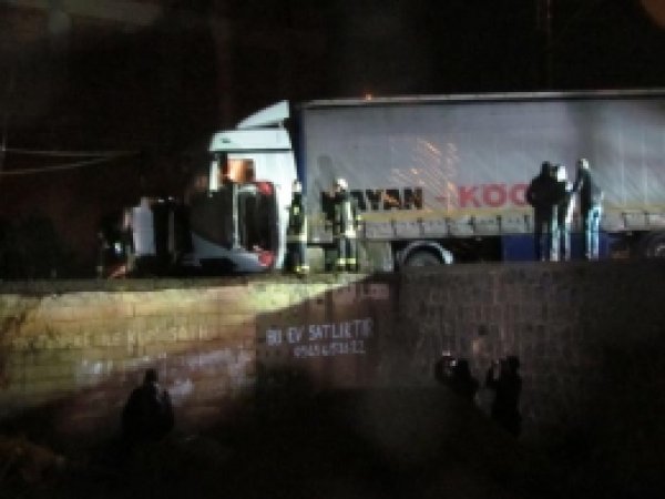 Siverek'te TIR ve Otomobil Evin Üzerine Düştü 