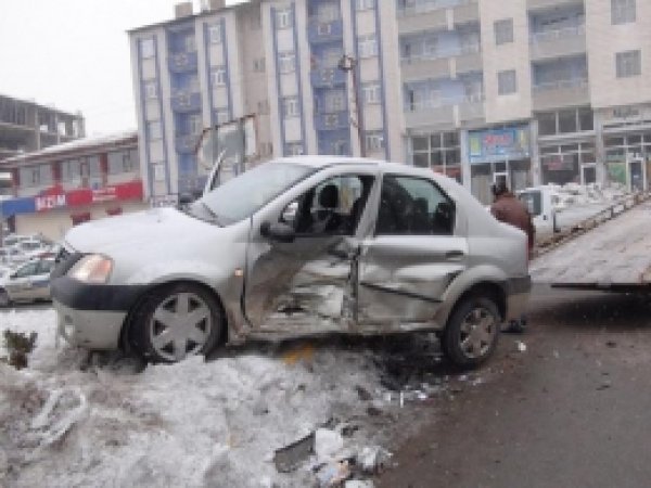 Muş 'ta Trafik Kazası: 2 Yaralı  
